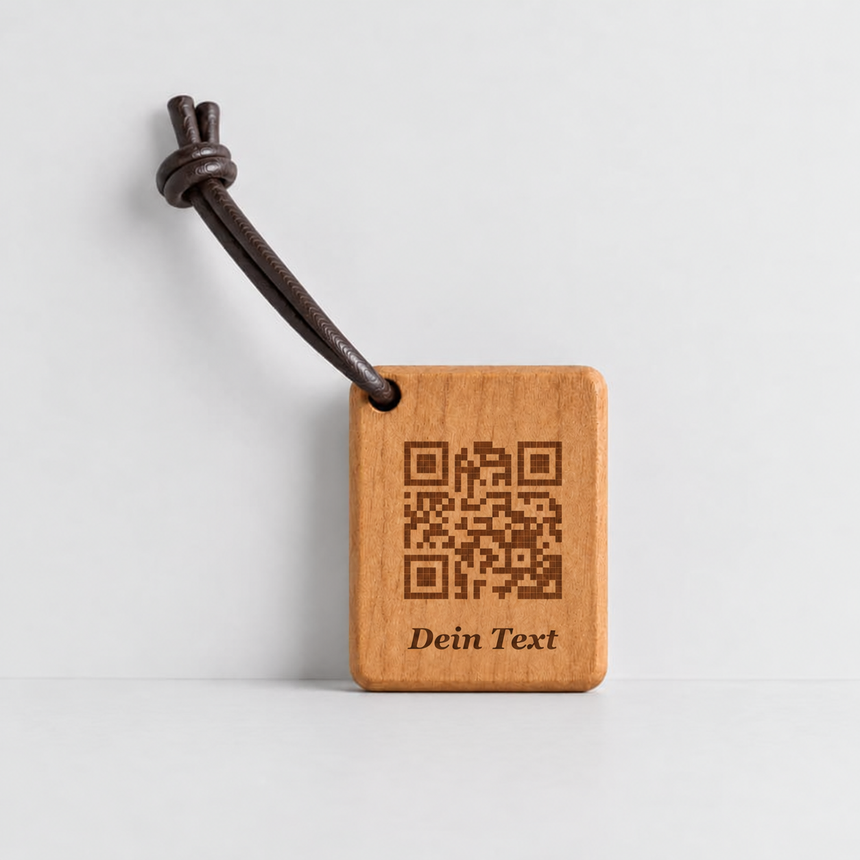 Piep-Post – QR-Holzanhänger Rechteck hochkant · Kirschholz – Beispielgravur